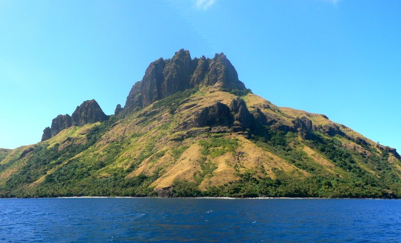 87- Les falaises rocheuses surplombant la cote ouest de Waya Island 